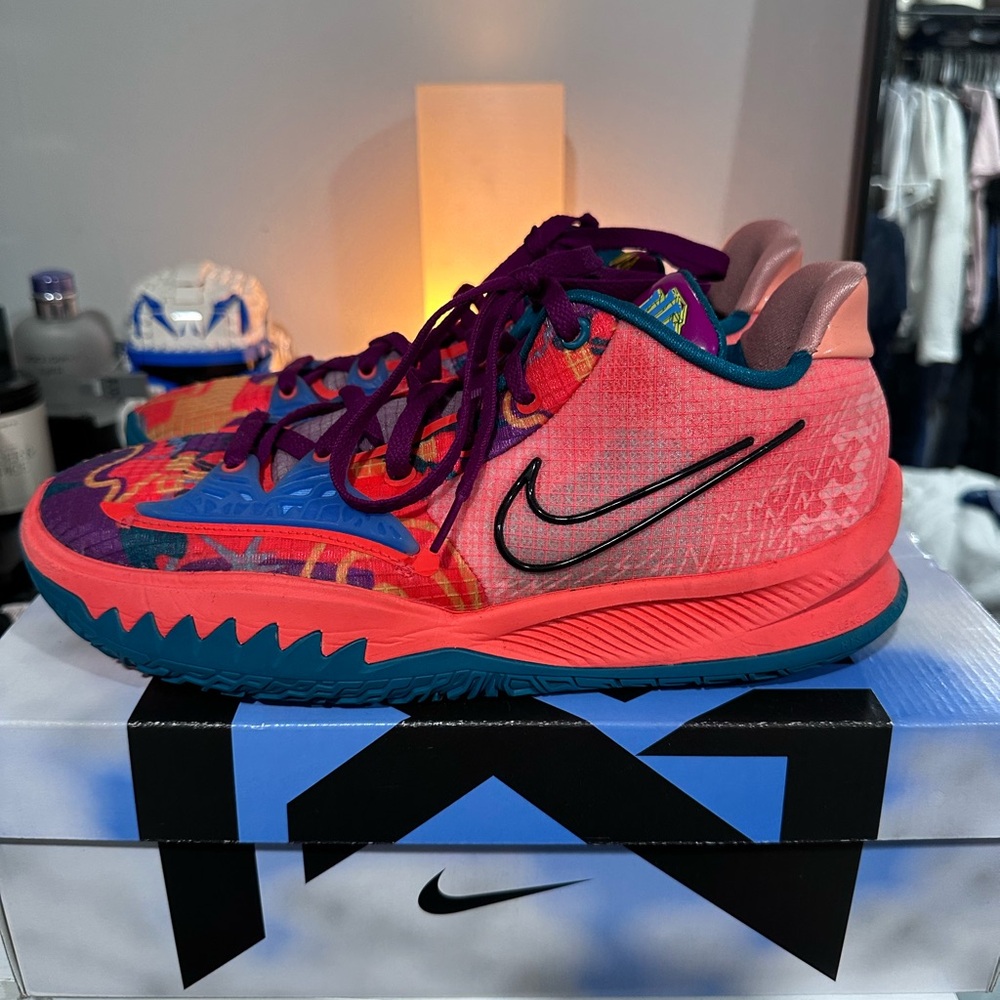 Nike Kyrie 4 Lows 1 World 1 People Size 10.5